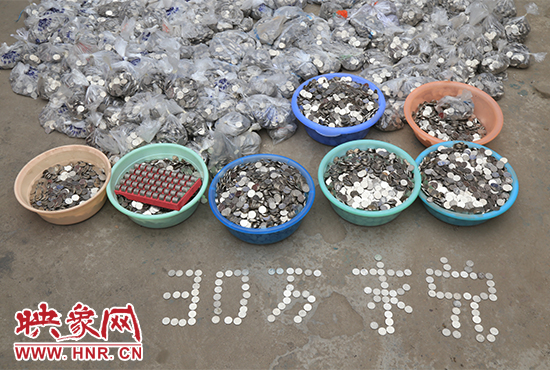 據(jù)負(fù)責(zé)清點“巨資”的張大爺介紹，這筆“巨資”積攢了兩個月左右，有30萬左右，重達(dá)3000多斤。