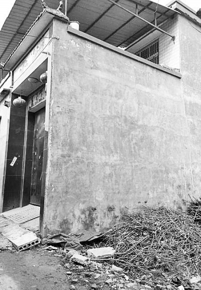 李曉陽跳下來的位置位于家里的二樓平臺上，距離地面五六米高。