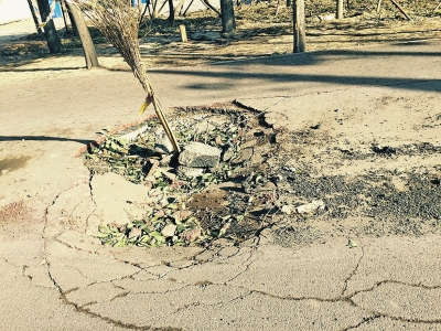 在路面正中間塌陷11平方米，最深處約半米深。