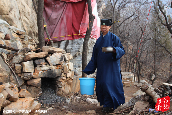 崔道長(zhǎng)原籍東北，兩年前還只是一個(gè)普通的農(nóng)民工，領(lǐng)著交往了半年的女朋友，住進(jìn)了工棚。工棚里人員復(fù)雜，一次偶然的機(jī)會(huì)，他發(fā)現(xiàn)女朋友似乎和工頭有染，求證的過(guò)程中，挨了揍。