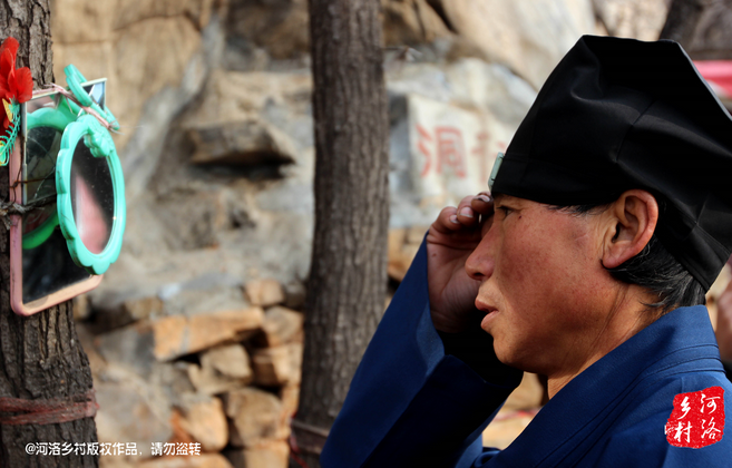 在一個(gè)下著雨的傍晚，他的行李被兩個(gè)五大三粗的壯漢，扔出了工棚。他于是一路南下，沿路打聽(tīng)著少林寺，來(lái)到登封，打算學(xué)得一兩手功夫，回去報(bào)仇。在少林寺附近徘徊數(shù)日，因無(wú)人引薦，花光了身上所有的錢，也沒(méi)能進(jìn)入少林寺。