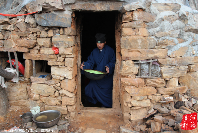 老崔走投無(wú)路中，跟著一個(gè)在嵩山后山修行的道士上了山，找了個(gè)半山腰前人堆砌出來(lái)的石屋安身。