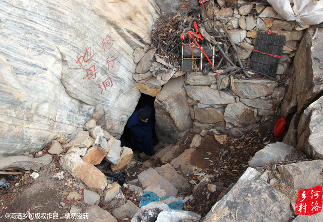 老崔說(shuō)，以前就經(jīng)常半夜做夢(mèng)，夢(mèng)到女?huà)z娘娘在召喚自己。上山以后，居住附近，竟然真的有一個(gè)地母洞，也不知是誰(shuí)供奉了女?huà)z娘娘的神像，后來(lái)這兒似乎成了老崔的獨(dú)家道場(chǎng)。