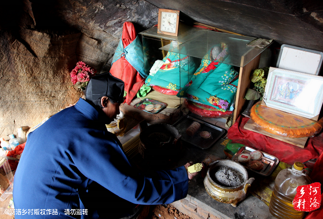 山上很少見(jiàn)到陌生人，所有的出家人也都有自己的生活。誦經(jīng)焚香，成了老崔的日常。