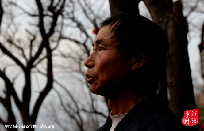 不過(guò)老崔對(duì)鄰居卻有著十分的不屑，平日里他們的生活，主要是自己種植的蔬菜和野菜，偶爾有山下香客的供奉。而鄰居卻經(jīng)常揀一些驢友丟棄的物品，飲料瓶，塑料紙，或者其它的物品。