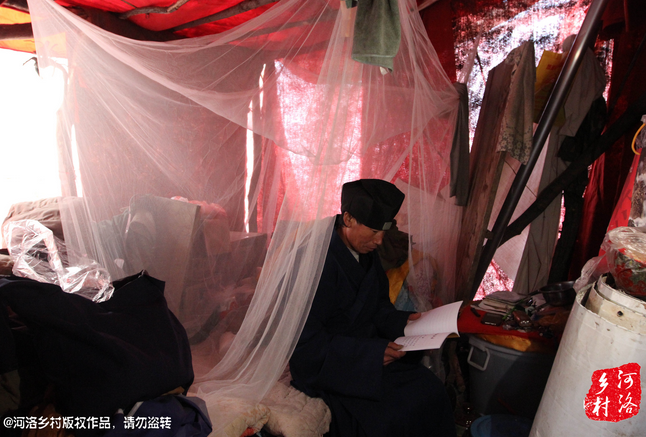 鄰居因?yàn)榱獯?，弄壞了他幾根肋骨，他要求鄰居一萬(wàn)塊錢賠償，經(jīng)有關(guān)部門(mén)協(xié)調(diào)，最終以八千塊錢了結(jié)。老崔理直氣壯的說(shuō)：這不是對(duì)我的賠償，這是褻瀆女?huà)z娘娘的懲罰。