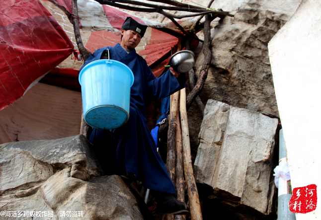 老崔居住的地方?jīng)]有通電，有了手機(jī)之后，就多了一項(xiàng)差事，隔天需要下山找地方給手機(jī)充電。一年多來(lái)，經(jīng)常上山下山，加上誦經(jīng)燒香，老崔的身體硬朗了很多，山路上行走，甚至比途經(jīng)的驢友更加迅速。