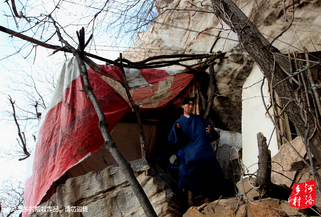 那個(gè)打斷老崔肋骨的道友搬走了，此刻半山腰只剩下老崔一個(gè)人，除了山下的香客，也只有偶爾登山的驢友路過(guò)。老崔一副面帶微笑的慈祥模樣，也贏得香客好感，有山下香客邀請(qǐng)他春節(jié)下山過(guò)年，老崔有些糾結(jié)，對(duì)于香客的邀請(qǐng)，是去還是不去呢？