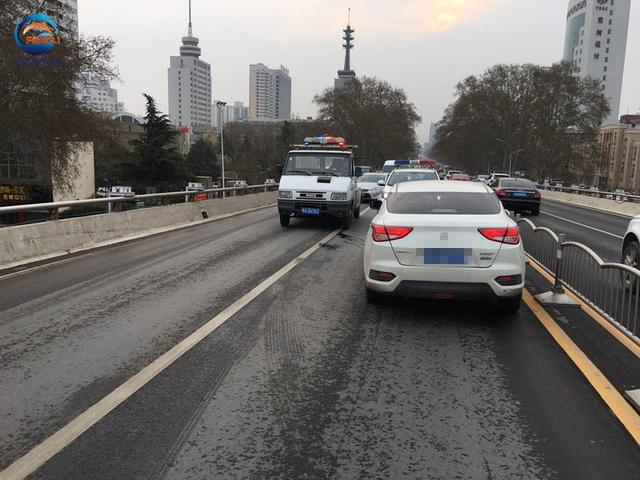 鄭州私家車撞毀十米護(hù)欄 司機抽著煙逆行下橋