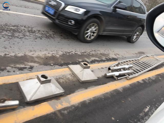 鄭州私家車撞毀十米護(hù)欄 司機抽著煙逆行下橋