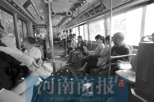 高考家長坐公交“討彩頭” 網(wǎng)友提醒：“別坐985路” 為啥？