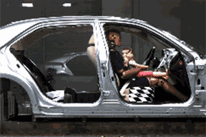 小轎車追尾大貨車 轎車內(nèi)母子二人不幸身亡