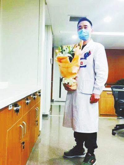 王運明時常收到患者送來的花束，談起救人，他說都是身為醫(yī)生應(yīng)該做的。