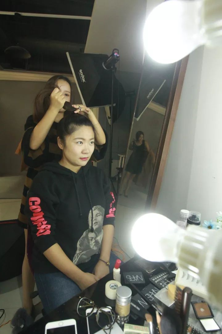 鄭州淘女郎:一天要換100多套衣服 日入過萬 鄭州淘女郎:一天要換100多套衣服 日入過萬