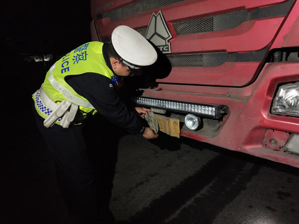 司機(jī)用布遮牌被查抱怨:交警晚上還不下班