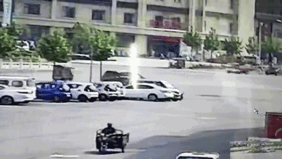 然而，這起看似簡單的交通事故，接下來發(fā)生的事兒，卻讓人感到驚奇。