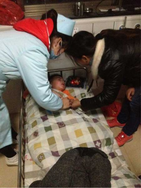 事故中的受傷兒童正在接受救治 事故中的受傷兒童正在接受救治