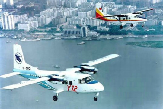 資料圖：中國(guó)運(yùn)-12空中飛行。