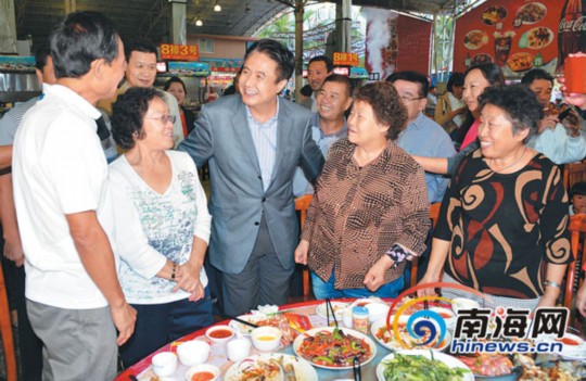 1月1日，省委書記、省人大常委會(huì)主任羅保銘在三亞調(diào)研。圖為在三亞春園海鮮大排檔，羅保銘來到用餐的游客中間，了解他們?cè)谌齺喌穆糜胃惺埽⒄J(rèn)真聽取大家的意見和建議。本報(bào)記者 王凱 攝