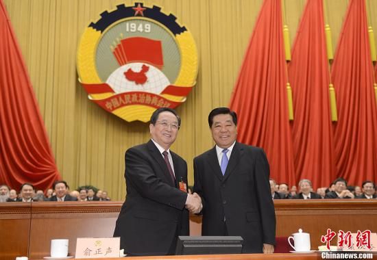 3月11日下午，全國政協(xié)十二屆一次會議在北京人民大會堂舉行第四次全體會議，俞正聲當(dāng)選政協(xié)第十二屆全國委員會主席。圖為政協(xié)第十一屆全國委員會主席賈慶林和俞正聲握手，表示祝賀。中新社發(fā) 廖攀 攝