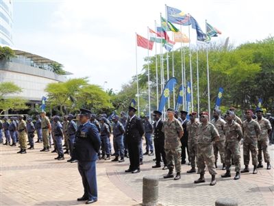3月23日，南非警員參加德班峰會安保動員會。為確保峰會安全，南非政府從全國抽調(diào)3000名警察加強(qiáng)安保。 新華社發(fā)