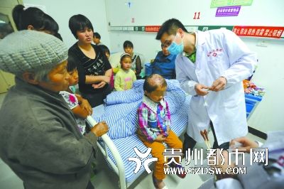 醫(yī)生為小麗作檢查。