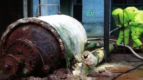 5月19日，中鹽湖南株洲化工集團(tuán)有限公司廠區(qū)，消防戰(zhàn)士穿著重型防化服對泄漏點(diǎn)及周圍進(jìn)行處置。圖/讀者高先生