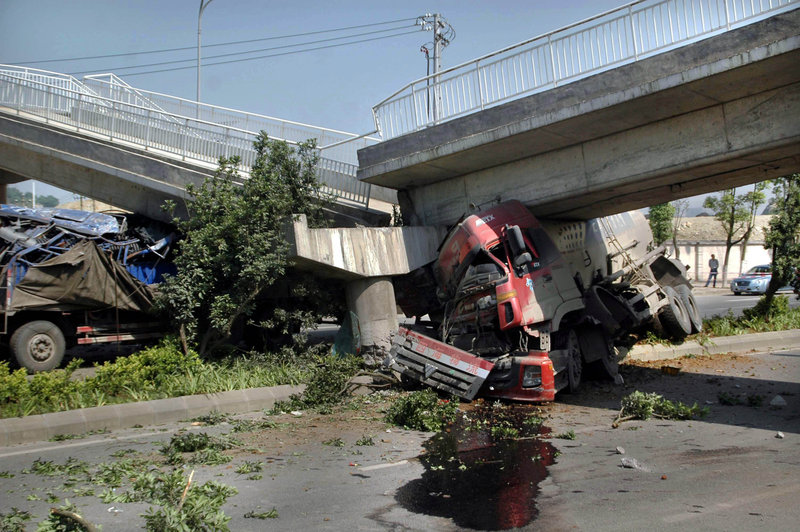 貴陽(yáng)大罐車(chē)攔腰撞垮人行天橋 貴陽(yáng)大罐車(chē)攔腰撞垮人行天橋