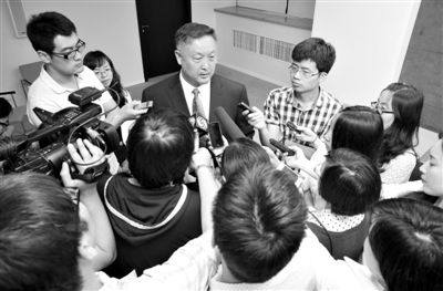 6月5日，商務(wù)部新聞辦公室召開“中歐光伏產(chǎn)品貿(mào)易摩擦”專題發(fā)布會(huì)。發(fā)布會(huì)結(jié)束后，中國(guó)機(jī)電產(chǎn)品進(jìn)出口商會(huì)會(huì)長(zhǎng)張鈺晶接受記者采訪。新京報(bào)記者