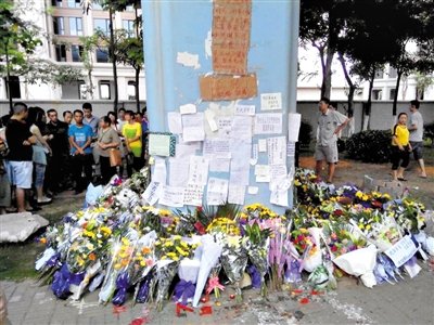 　昨日，廈門市民在BRT的橋墩下放上鮮花悼念逝者。新京報(bào)記者 郭鐵流 攝