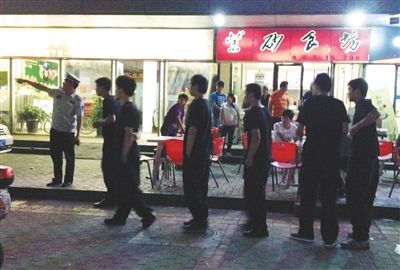 6月13日晚10點(diǎn)，朝陽(yáng)區(qū)國(guó)美第一城附近，一名城管隊(duì)員帶領(lǐng)一隊(duì)協(xié)管例行巡查街邊大排檔。新京報(bào)記者 尹亞飛 攝