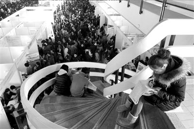 2月23日，北京春節(jié)后首場(chǎng)大型招聘會(huì)在老國(guó)展舉行。（資料圖片）京華時(shí)報(bào)記者張斌攝