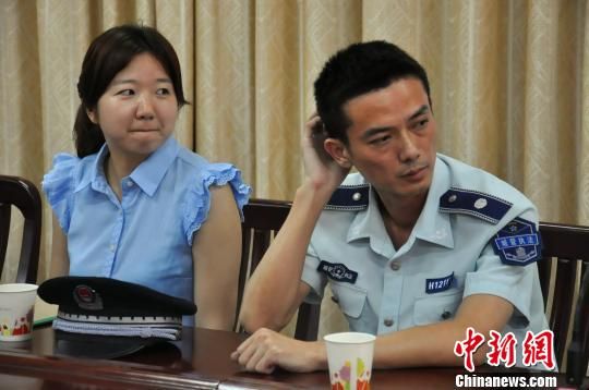 圖為參與“體驗(yàn)式執(zhí)法”的兩名城管隊(duì)員?！埱邸z