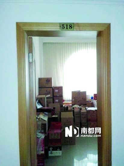 　江蘇靖江市工商局餐廳倉庫里被爆堆滿了高檔酒。