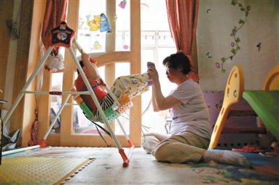 6月14日，未婚媽媽于軍的家里，她正在陪女兒悅悅玩耍。悅悅4歲了，因?yàn)闆](méi)有爸爸的信息而始終上不了戶口。