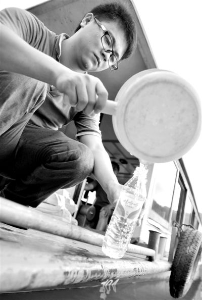 昨日，合面獅段水域，工作人員在取水檢測。據(jù)新華社