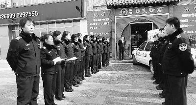 “列隊(duì)執(zhí)法”。