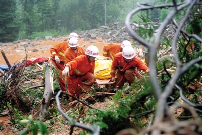 昨日，消防隊(duì)員在四川省都江堰市中興鎮(zhèn)三溪村滑坡現(xiàn)場(chǎng)運(yùn)送遇難者遺體。新華社記者 薛玉斌 攝