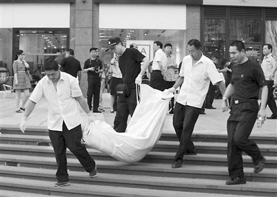 昨日,朝陽區(qū)青年路大悅城東側(cè),一男子持刀行兇致兩人死亡。經(jīng)初步審查,嫌疑人自稱孝某(男,27歲,山東省沂水縣人),有精神病。目前,北京警方正聯(lián)系兩名受害人的親友。新華社發(fā)