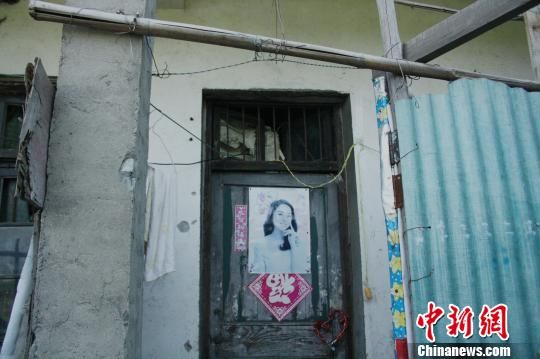 圖為嫌犯租住的民房，當天受害人即攀在門上的窗口對外呼救。 吳佳蔚 攝