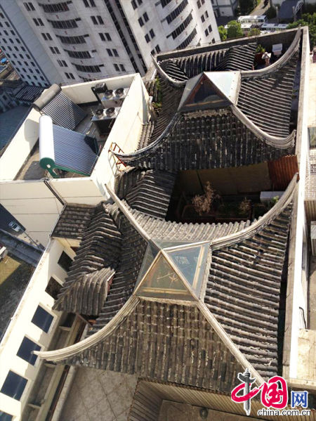 2013年8月14日，江蘇蘇州蘇州市三香大廈高樓18層樓頂東側(cè)陽臺上的“蘇州園林”式別墅，兩座涼亭和兩道回廊，飛檐翹角，一派蘇州園林的氣勢。中國網(wǎng)圖片庫李俊鋒攝影