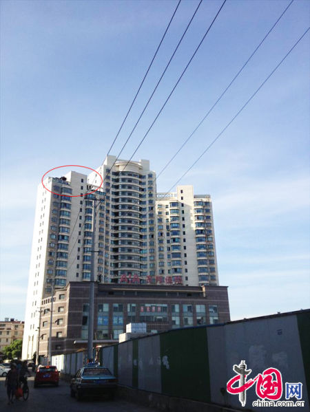 2013年8月14日，江蘇蘇州蘇州市三香大廈高樓18層樓頂東側(cè)陽臺上的“蘇州園林”式別墅，兩座涼亭和兩道回廊，飛檐翹角，一派蘇州園林的氣勢。中國網(wǎng)圖片庫李俊鋒攝影