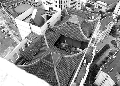 前日，從三香大廈另一單元樓頂俯拍“空中園林”。