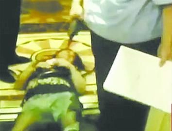 大連一女子在洗浴中心內(nèi) 大連一女子在洗浴中心內(nèi)