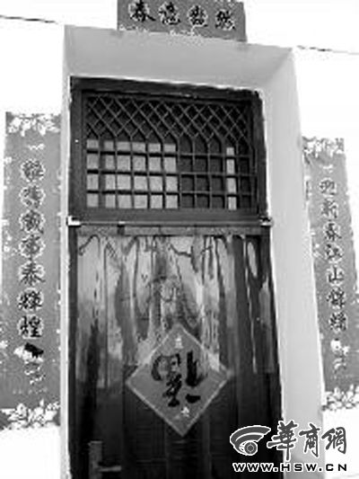 昨日中午，張某辦公室大門緊閉。