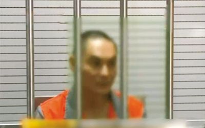 涉嫌窩藏罪的李明在接受訊問。