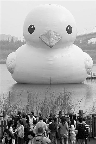 前日，大黃鴨首秀時，皮膚發(fā)皺、嘴巴尖尖朝下嘟，顯得頗為“委屈”。