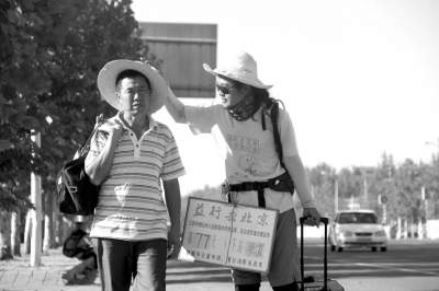 徒步旅途的第77天，雷闖與父親一起前行。雷闖供圖