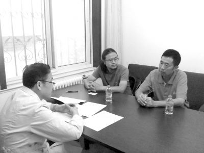 9月13日下午，雷闖(中)與父親在國家衛(wèi)計委遞交建議信，與衛(wèi)計委工作人員交流?！±钻J供圖