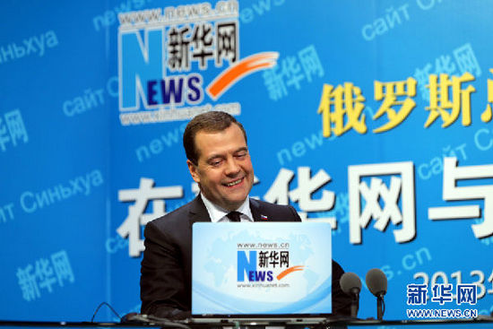 10月22日，俄羅斯總理梅德韋杰夫在新華網(wǎng)與中國網(wǎng)民進行在線交流互動。 新華社記者邢廣利攝